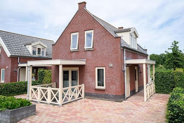 Buitenkant - Bungalow aan het water bij Rotterdam en Zeeland in Simonshaven (3)