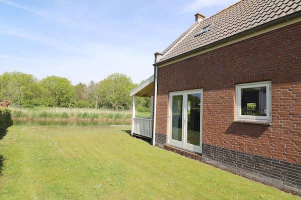 Tuin - Bungalow aan het water in Zuytland Buiten in Simonshaven (5)