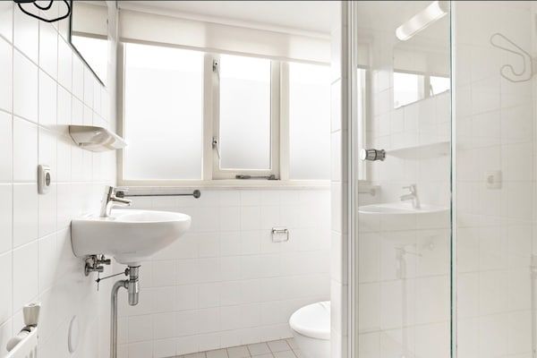 Badkamer - Bungalow in Zuytland met Eigen Visteiger in Simonshaven (3)
