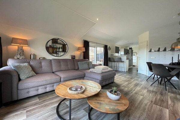 Woonkamer - Chalet in boerderijstijl in Sint Nicolaasga in Sint Nicolaasga (2)
