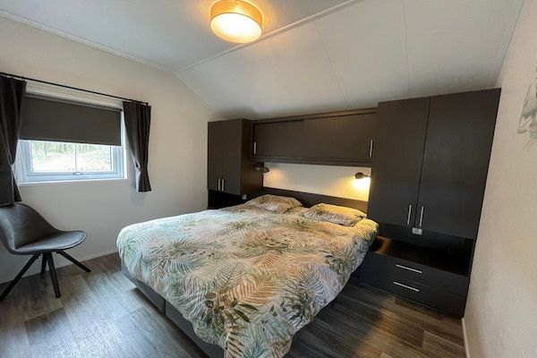 Slaapkamer - Chalet in boerderijstijl in Sint Nicolaasga in Sint Nicolaasga (4)