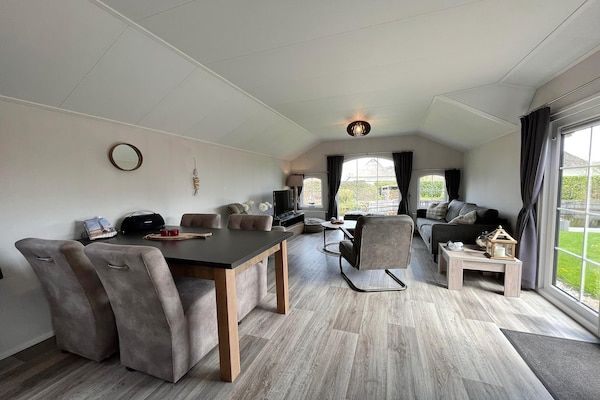 Eetkamer - Boerderijverblijf in waterrijk Friesland in Sint Nicolaasga (3)