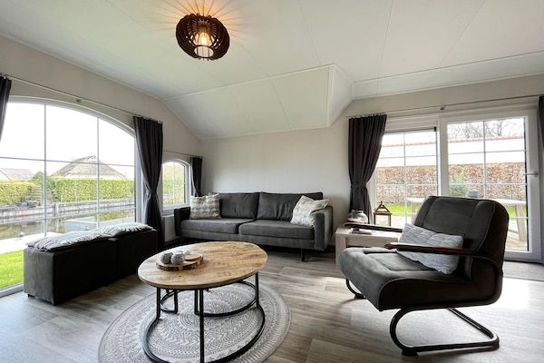 Woonkamer - Boerderijverblijf in waterrijk Friesland in Sint Nicolaasga (2)