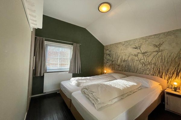 Slaapkamer - Rustig verblijf in boerderijstijl voor 4 gasten in Sint Nicolaasga (3)