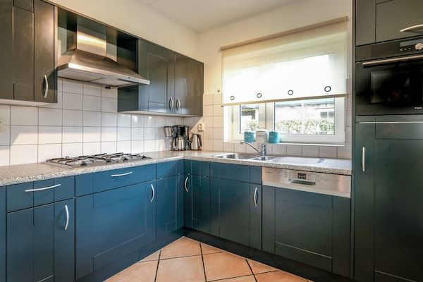 Keuken - Luxe kustvilla nabij bos in Sint Maartenszee (4)