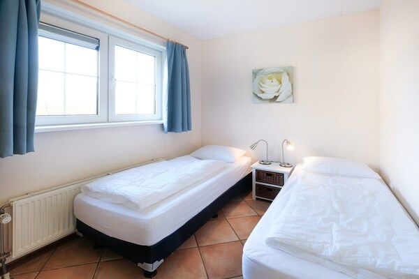 Slaapkamer - Aangename villa vlakbij zee en strand in Sint Maartenszee (4)