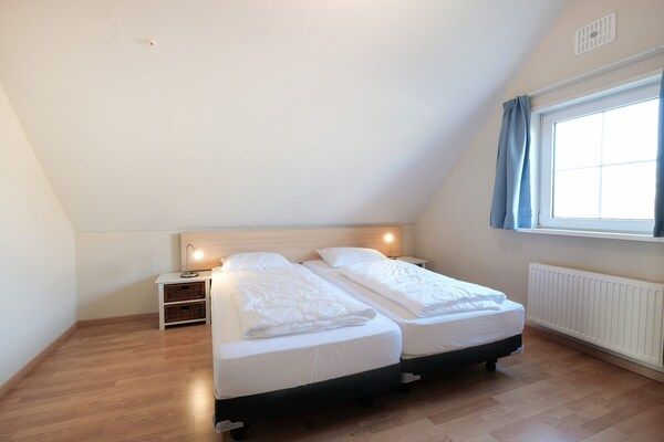 Slaapkamer - Aangename villa vlakbij zee en strand in Sint Maartenszee (5)