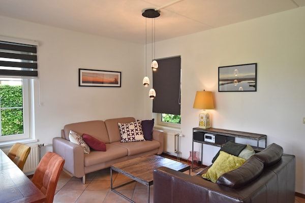 Woonkamer - Villa dichtbij bos, strand en zee in Sint Maartenszee (4)