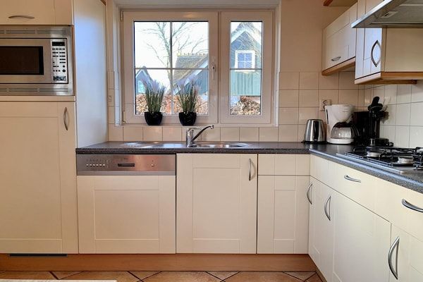 Keuken - Vakantievilla vlakbij bos, strand met sauna in Sint Maartenszee (3)