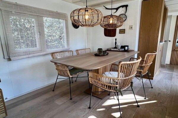 Eetkamer - Chalet voor vier gasten vlakbij het strand in Sint Maartenszee (3)