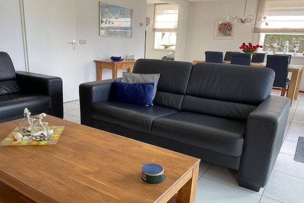Woonkamer - Bungalow voor 6 personen vlakbij het strand in Sint Maartenszee (3)