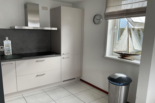 Woonkamer - Bungalow voor 6 personen vlakbij het strand in Sint Maartenszee (4)