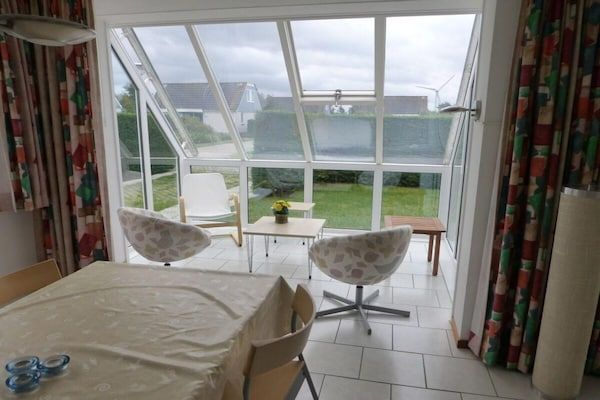 Eetkamer - Bungalow voor 6 personen, vlakbij het strand in Sint Maartenszee (3)