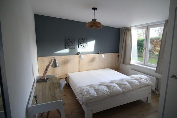 Slaapkamer - Gemeubileerde bungalow vlakbij het strand in Sint Maartenszee (3)