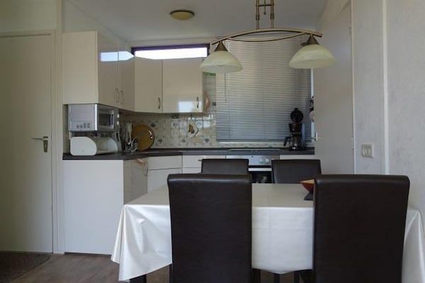 Eetkamer - Gezinsbungalow vlakbij het strand en de zee. in Sint Maartenszee (4)