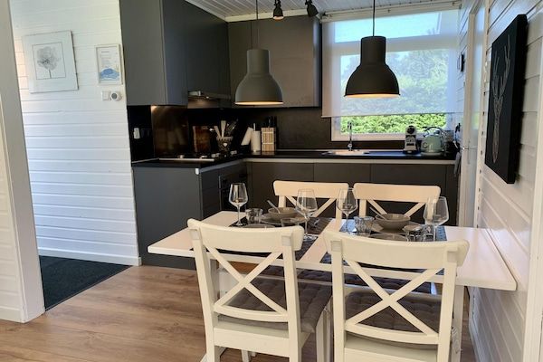 Eetkamer - Bungalow vlakbij het strand met tuin in Sint Maartensvlotbrug (3)
