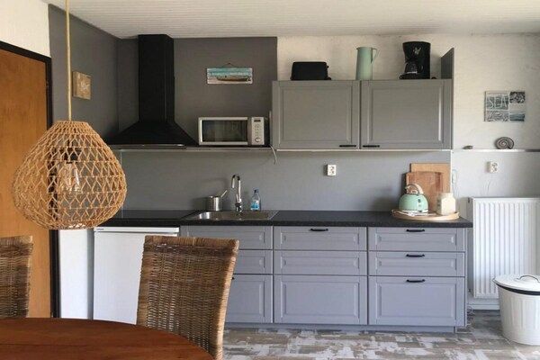 Keuken - Bungalow op rustig resort vlakbij het strand in Sint Maartensbrug (4)