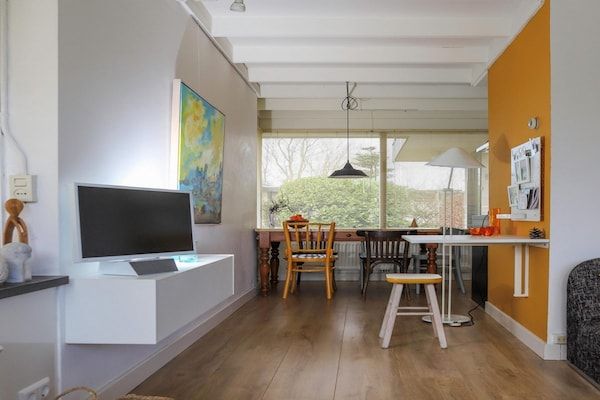 Woonkamer - Leuke bungalow op rustig park Wildrijk in Sint Maartenszee (5)