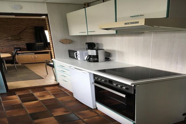 Keuken - Aantrekkelijke bungalow met grote tuin in Sint Maartenszee (3)