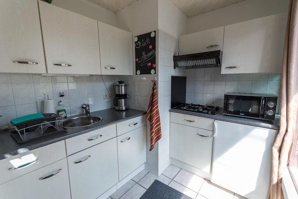 Keuken - Bungalow aan de Noord-Hollandse kust in Sint Maartenszee (4)
