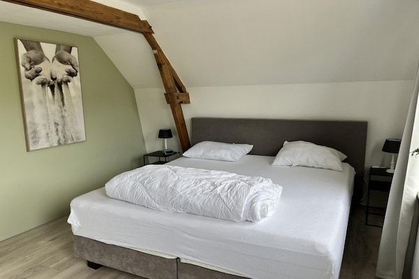 Slaapkamer - Vakantiehuis vlakbij duinen, strand en zee in Sint Maartensvlotbrug (3)