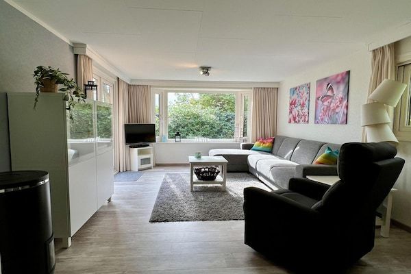 Woonkamer - Modern chalet in Campanula Park met tuin in Sint Maartenszee (4)