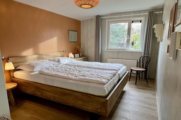 Slaapkamer - Moderne bungalow dichtbij het strand met uitzicht in Sint Maartensvlotbrug (5)