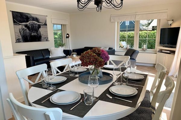 Eetkamer - 6-persoons vakantiehuis met tuin in Sint Maartenszee (5)
