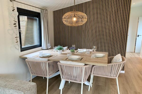 Eetkamer - Aangenaam chalet met veranda in Sint Maartenszee (3)