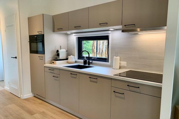 Keuken - Aangenaam chalet met veranda in Sint Maartenszee (5)