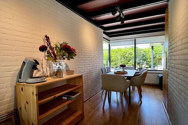 Eetkamer - Schitterende bungalow met zonnige tuin in Sint Maartenszee (3)