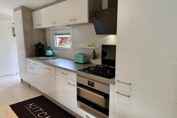 Keuken - Gemeubileerd chalet in Sint Maartenszee in Sint Maartenszee (4)