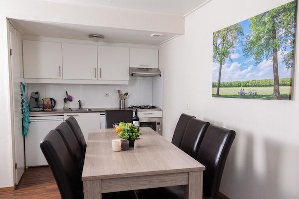 Eetkamer - Appartement in Utrecht bij Grachten in Scherpenzeel (4)