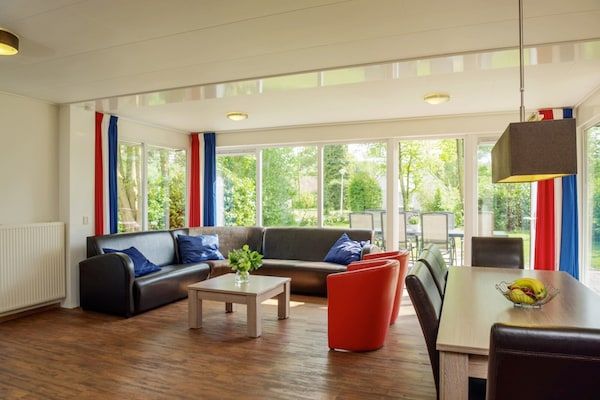 Woonkamer - Vakantiehuis in Scherpenzeel bij natuurpark in Scherpenzeel (2)