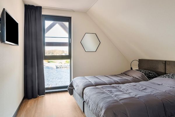 Slaapkamer - Hot Tub Retreat met aanlegsteiger in Noardburgum (5)
