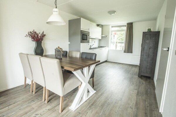Eetkamer - Comfortabele watervilla met eigen aanlegsteiger in Medemblik (3)