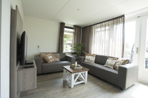 Woonkamer - Comfortabele watervilla met eigen aanlegsteiger in Medemblik (2)