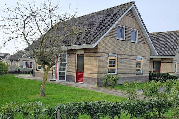 Buitenkant - Comfortabele watervilla met eigen aanlegsteiger in Medemblik (1)