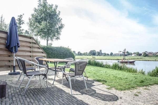 Terras - Comfortabele watervilla met eigen aanlegsteiger in Medemblik (5)