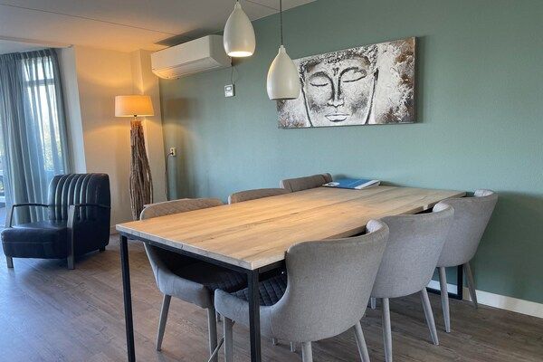 Eetkamer - Watervilla met infraroodsauna en jacuzzi in Medemblik (2)