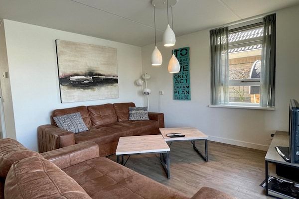 Woonkamer - Watervilla met infraroodsauna en jacuzzi in Medemblik (1)