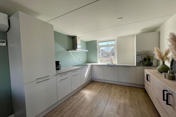 Keuken - Watervilla met infraroodsauna en jacuzzi in Medemblik (3)