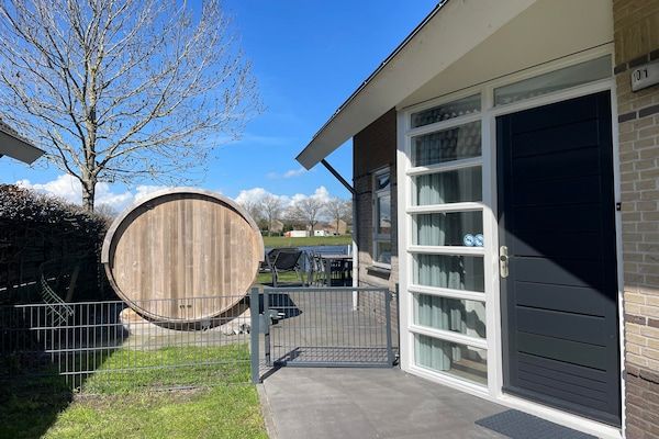 Voorzieningen - Watervilla met infraroodsauna en jacuzzi in Medemblik (5)
