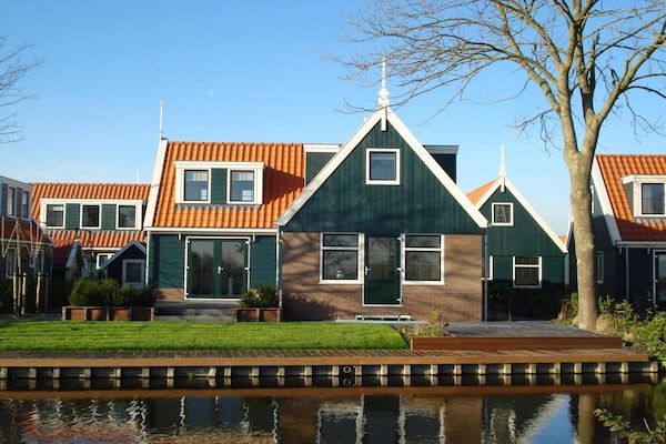 Buitenkant - Vrijstaande vakantiewoning voor 10 gasten in West-Graftdijk (1)