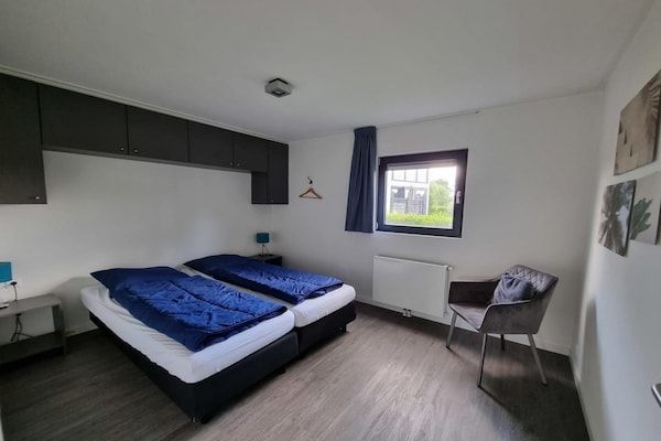 Slaapkamer - Villa Bad Hulckesteijn, geschikt voor 10 gasten in Nijkerk (4)