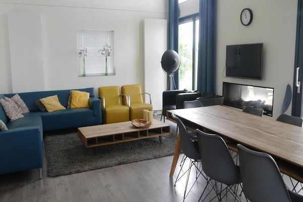Woonkamer - Villa Bad Hulckesteijn, geschikt voor 10 gasten in Nijkerk (2)