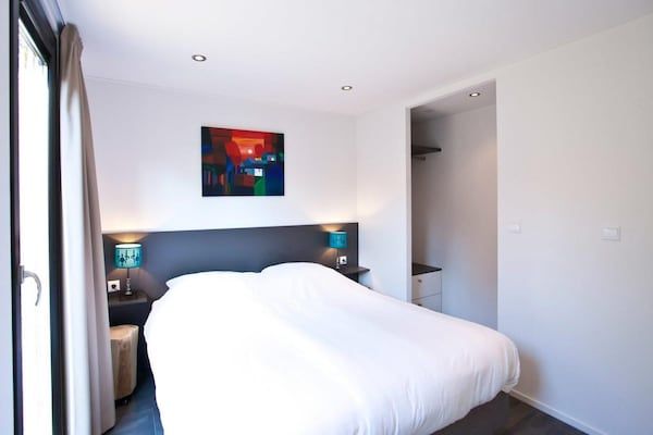 Slaapkamer - Stijlvol natuurchalet bij Veluwemeer in Nijkerk (4)
