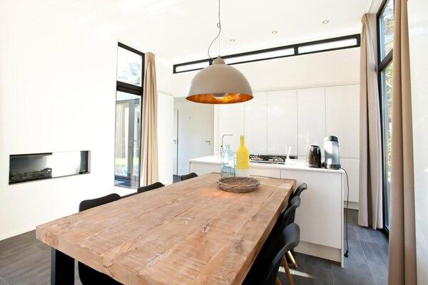 Eetkamer - Stijlvol natuurchalet bij Veluwemeer in Nijkerk (3)