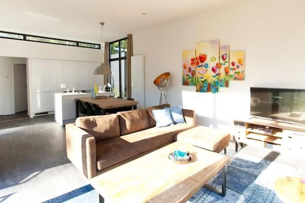 Woonkamer - Stijlvol natuurchalet bij Veluwemeer in Nijkerk (2)