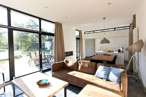 Woonkamer - Stijlvol natuurchalet bij Veluwemeer in Nijkerk (5)